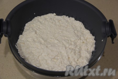 Аккуратно с помощью шумовки выложить творожистую массу в форму для сыра (или в дуршлаг). Под форму для сыра (или дуршлаг) поставить ёмкость, в которую будет из получившейся массы сливаться сыворотка.