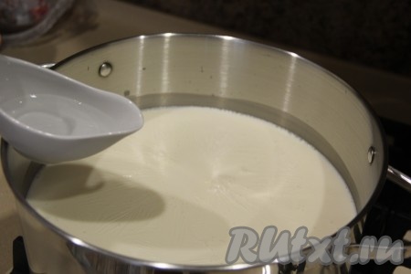 Поставить кастрюлю на огонь и прогреть до 90 градусов. Если у вас нет градусника, то смотрим на молоко и немного не доводим его до кипения. Соединить уксус с водой. Как только молоко достигнет 90 градусов, добавить в него соль, влить смесь уксуса и воды, аккуратно перемешать.