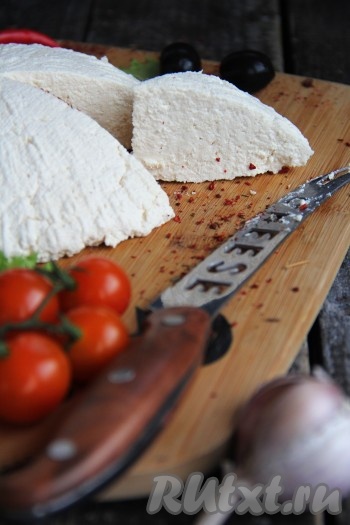 Готовый сыр переложить на тарелку и можно нарезать на кусочки. Из обычного молока и уксуса получается очень вкусный, мягкий творожный сыр, попробуйте!