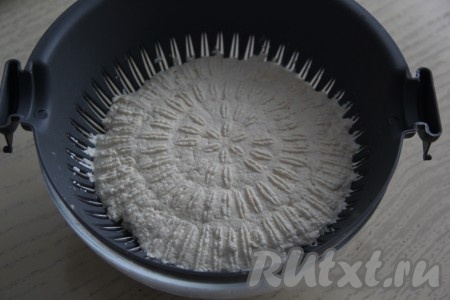 И положить обратно в форму для сыра (или в дуршлаг). Получается, что мы перевернули сырную массу на другую сторону. Накрыть сырную массу сверху тарелкой. Поместить форму для сыра (или дуршлаг) вместе с сырной массой, накрытой тарелкой, и ёмкостью, в которую будет сливаться сыворотка, в холодильник на ночь.