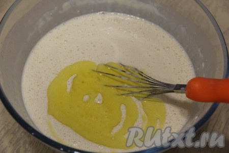 Влить в блинное тесто растительное масло и перемешать.