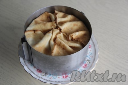 Завернуть свисавшие края блинчиков на верх торта и накрыть форму пищевой плёнкой. Поставить блинный торт в холодильник, как минимум, на 10 часов (я поставила на ночь).