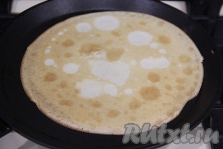 Теперь можно приступать к выпечке блинов. Я жарила на сковороде диаметром 20 см. Очень хорошо раскалить сковородку, смазать её немного маслом перед выпечкой первого блина (поскольку растительное масло входит в состав теста, в дальнейшем её можно не смазывать, но многое зависит непосредственно от сковороды). Тесто набрать половником, вылить на раскалённую сковороду, быстро распределить по дну сковородки и жарить блинчик на среднем огне, как обычно, с двух сторон до золотистого цвета. Готовый румяный блин переложить на тарелку. Перемешивая тесто перед жаркой очередного блина, пожарить все блинчики, складывая их горочкой на тарелку. У меня получился 21 блин, полностью остудить.