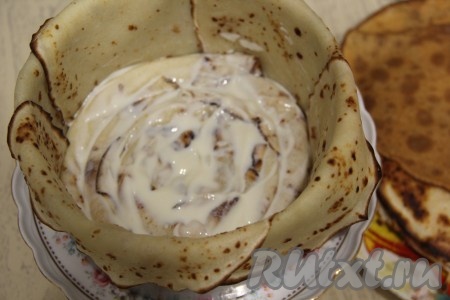 Сверху промазать слой блинов кремом из сметаны и сгущёнки.