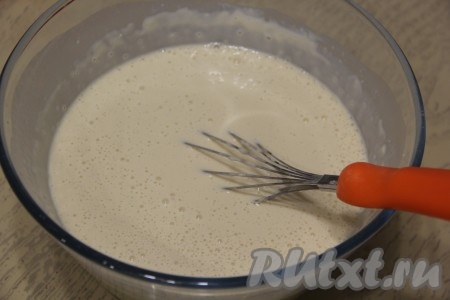 Влить оставшиеся 500 мл молока и ещё раз перемешать. Тесто для блинов должно быть однородным и не густым.