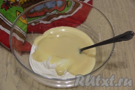 Для приготовления крема соединить сметану и сгущённое молоко.
