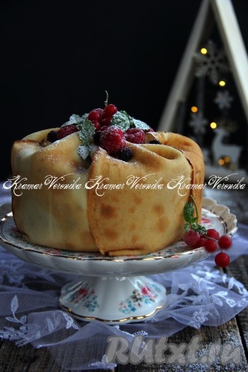 По истечении времени снять бортики формы и украсить торт по желанию. Я украсила ягодами и сахарной пудрой. Вкусный, нежнейший блинный торт с начинкой из сметаны и сгущёнки подать к семейному чаепитию или к праздничному столу.