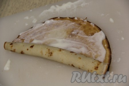 Свернуть смазанный блин в рулетик. Аналогично сформировать несколько рулетиков.