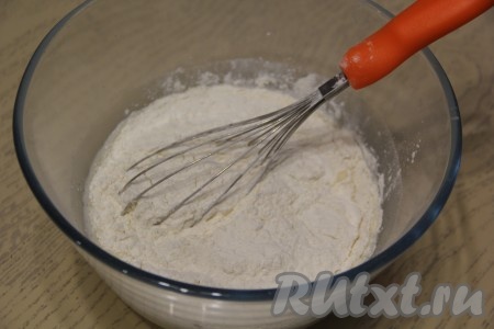 Всыпать муку и перемешать венчиком до однородности, тщательно размешивая комочки муки.