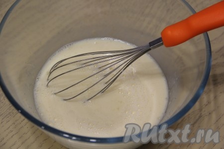 Влить 500 мл молока, снова перемешать.