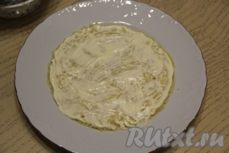 Смазать картофельный слой майонезом. 

