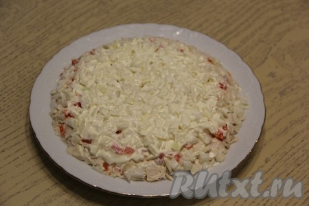 Выложить маринованный лук поверх перца и смазать майонезом. 