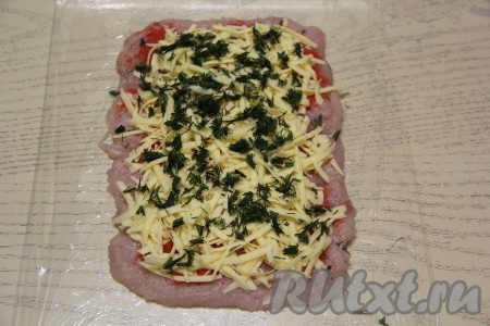 Зелень мелко нарезать и присыпать сырный слой. 