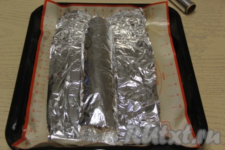 Куриный рулет с сыром в беконе со всех сторон хорошо закрыть фольгой и поставить в разогретую духовку. Запекать минут 20 при температуре 200 градусов, затем снять фольгу и запекать ещё 10 минут, чтобы бекон стал золотистого цвета.