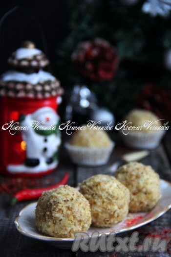 Переложить сформированные шарики на тарелку и можно подавать к столу. Благодаря курице и сыру, шарики получаются достаточно сытными, а грецкие орехи придают им пикантность и делают особенно аппетитными. Эта закуска готовится и просто, и быстро, а получается очень вкусной, да и на праздничном столе она выглядит отлично.