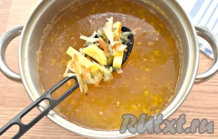 Когда капуста и картошка станут достаточно мягкими, перекладываем в кастрюлю содержимое сковороды, даём щам с килькой закипеть, а после этого провариваем 5-7 минут на небольшом огне.