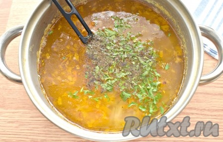 В конце приготовления перчим щи, по желанию, можно добавить свои любимые специи или приправы. Посыпаем измельчённой зеленью (у меня - свежая петрушка, но прекрасно подойдёт и сушёная или замороженная зелень), даём закипеть и убираем с огня.
