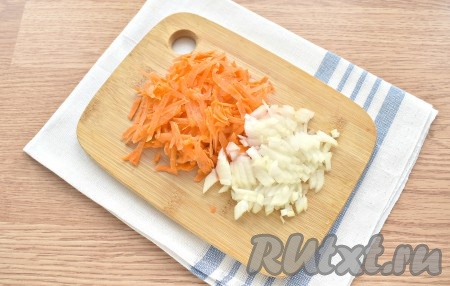 Пока варятся капуста с картошкой, займёмся обжариванием овощей с рыбой. Прежде всего очищаем луковицу, чеснок и морковку. Лук нарезаем достаточно мелко, а морковку натираем на тёрке. Зубчики чеснока нарезаем достаточно мелко.