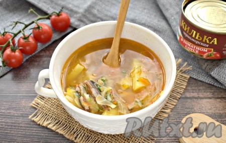 Кастрюлю накрываем крышкой и даём щам с килькой в томатном соусе настояться минут 20, а затем можно разливать по тарелкам и подавать наваристое, вкусное, ароматное блюдо к столу.