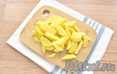 Сразу же выкладываем очищенные картошины, нарезанные брусочками (или небольшими кубиками) в кастрюлю с капустой, солим на свой вкус и варим до мягкости картошки с капустой (примерно, 20-25 минут).