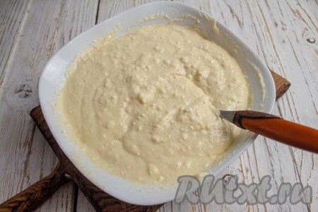 Подготовленное тесто для оладий получится в меру густым, оставьте его на 5-10 минут, чтобы в муке разошлась клейковина.