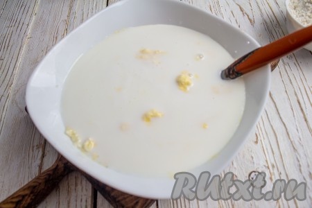 Влейте в полученную массу кефир и перемешайте.