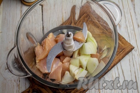 Пока "отдыхает" тесто, приготовьте начинку для ленивых пельменей. Для этого куриное филе (или другое мясо) и очищенный лук нарежьте на небольшие кусочки, выложите их в блендер и измельчите в фарш (или пропустите мясо с луком через мясорубку).