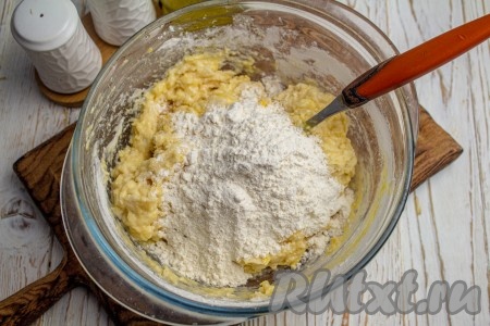 К тесту всыпьте оставшиеся 50 грамм муки.