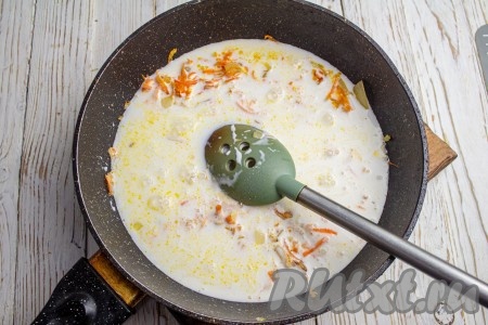 Влейте воду, добавьте сливки (или сметану), перемешайте получившийся соус, доведите до кипения. Приправьте соус специями по вкусу.