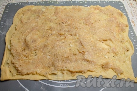 Всю поверхность теста смажьте подготовленным мясным фаршем.