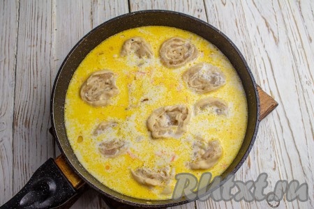 В сковороду к соусу выложите на небольшом расстоянии друг от друга заготовки ленивых пельменей. Снова доведите соус до кипения, убавьте огонь до минимума и тушите пельмени минут 20-25 под закрытой крышкой.