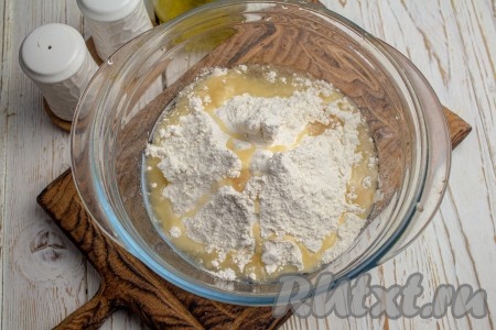 Влейте к муке растительное масло.