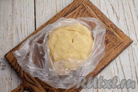 Хорошо перемешайте ложкой, а затем замесите руками эластичное, мягкое тесто. Положите его в пакет и оставьте при комнатной температуре минут на 10-15.