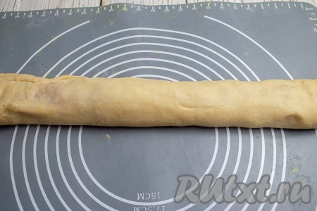 Сверните тесто с фаршем в рулет.