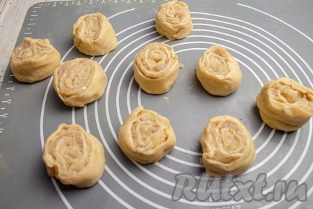 Нарежьте рулет на кусочки шириной 3-4 см, это и будут заготовки ленивых пельменей.