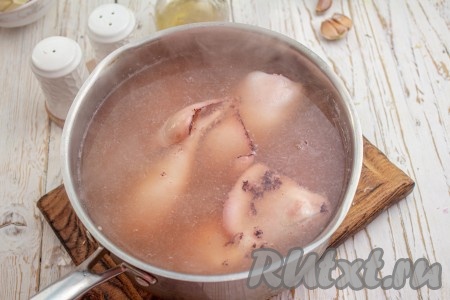 В кипящую воду выложите неочищенные тушки кальмаров и варите на среднем огне 20-30 секунд.