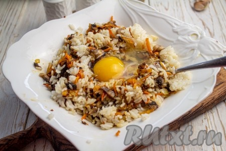 Когда начинка достаточно остынет, вбейте к ней сырое куриное яйцо, перемешайте. Яйцо нужно, чтобы начинка держала форму и не рассыпалась.