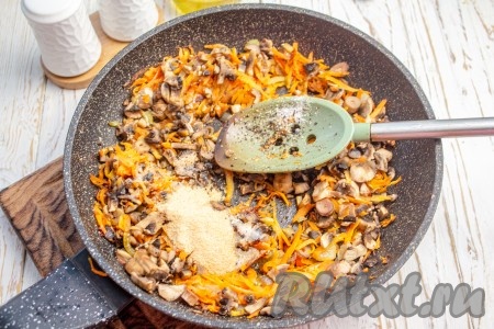 К начинке из овощей и грибов добавьте соль, сушёный чеснок и чёрный молотый перец, перемешайте и снимите с плиты.