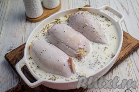 В соус выложите фаршированных кальмаров, полейте их сверху соусом и запекайте в заранее разогретой до 180 градусов духовке 20-25 минут. В процессе запекания один раз кальмаров нужно перевернуть на другую сторону, а затем полить сверху соусом, в котором они готовятся.
