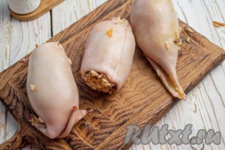 Подготовленной начинкой нафаршируйте очищенные тушки кальмаров.