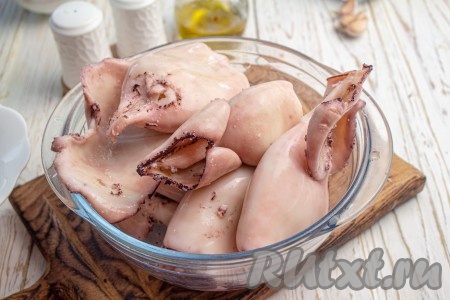 Достаньте кальмаров из кастрюли и сразу и опустите в холодную воду на 10 минут.