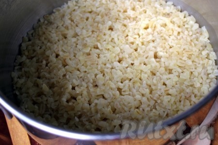 Закрыть крышкой и варить на слабом огне 15 минут, а затем булгур остудить.