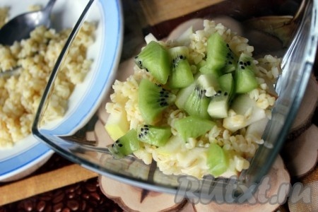 В салатник положить слоями фрукты и булгур.