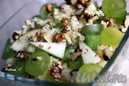 Посыпать грецкими орехами и заправить фруктовый салат соком (например, мультифруктовым) или йогуртом.