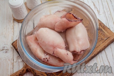 Выложите неочищенных кальмаров в кипящую воду и варите секунд 20-30 секунд, затем сразу переложите в холодную воду и оставьте минут на 10.