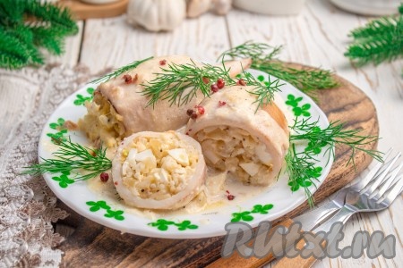 Аппетитные, нежнейшие кальмары, фаршированные рисом и яйцами, станут отличным горячим блюдом к семейному обеду или ужину. Нарезав на кольца, их можно подать и в качестве закуски к праздничному столу.