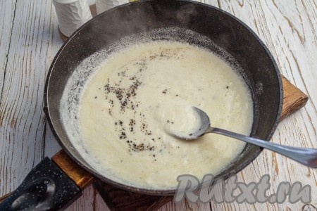 Тонкой струйкой, при постоянном помешивании, влейте воду. В результате получится сметанный соус, посолите его и приправьте по вкусу специями.