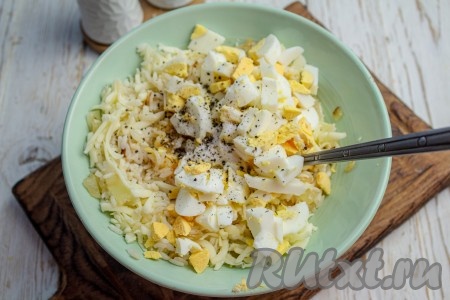 В достаточно объёмной тарелке соедините остывший обжаренный лук, отварной рис и нарезанные на кубики варёные яйца, перемешайте, поперчите и посолите по вкусу.