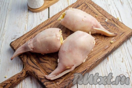 Подготовленной начинкой нафаршируйте тушки кальмаров.