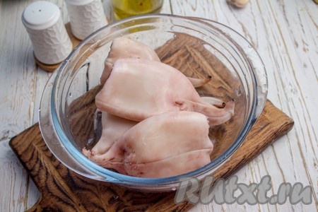 Поверхность кальмаров очистите от плёночки, затем удалите хитиновую пластинку, которая находится внутри каждой тушки. Тщательно промойте кальмаров внутри и снаружи.